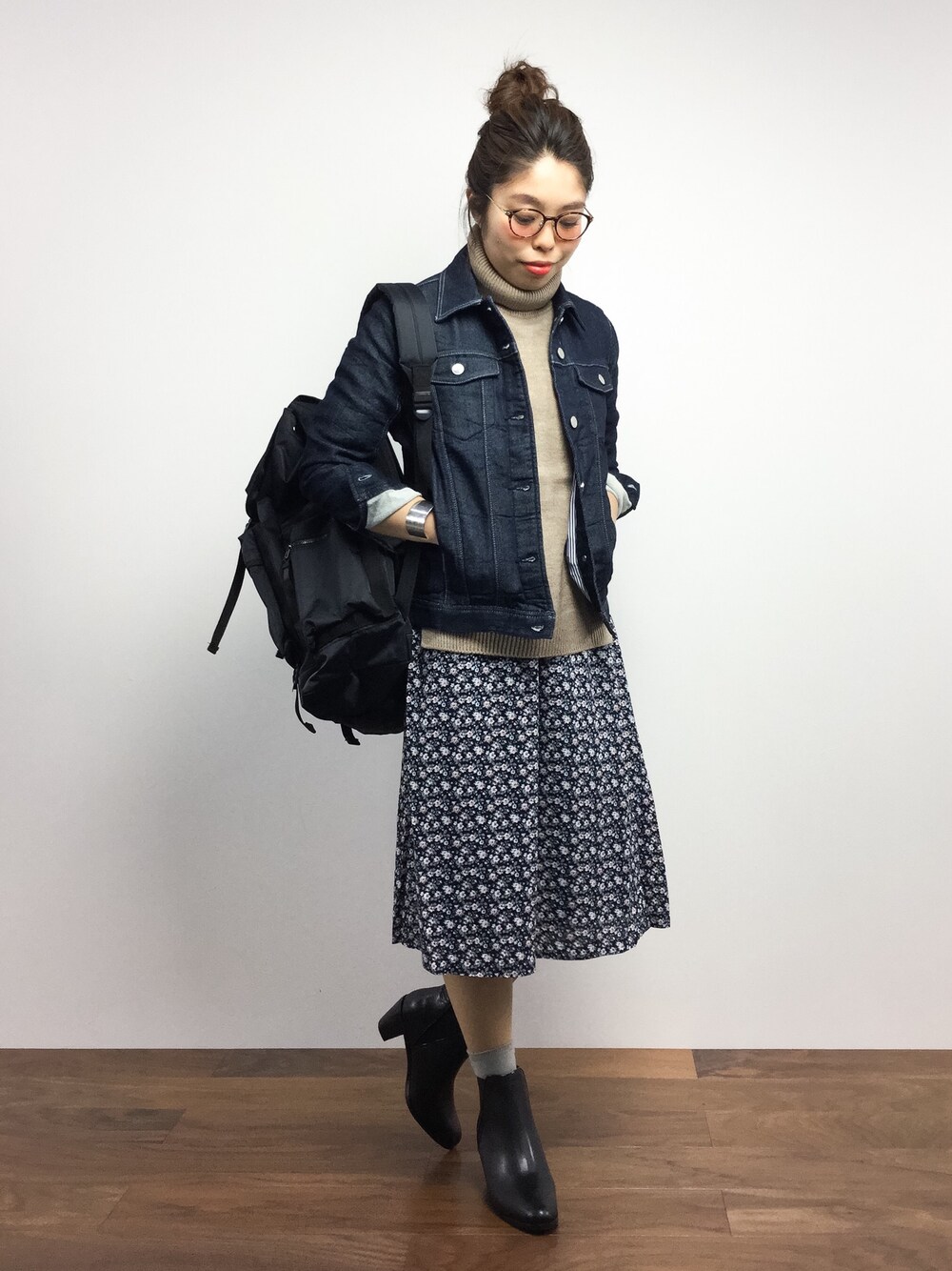 「ニット、デニム、リュック、デニムジャケット、ショートブーツ、タートルネック、ニットベスト、ナイロンリュック、小花柄、ノースリーブニット」｜「ELFORBRのタートルネックノースリーブニット（ニット/セーター、イエロー系）」を使った、ぽんさん（レディース・158cm）の冬コーディネートの1枚目の写真