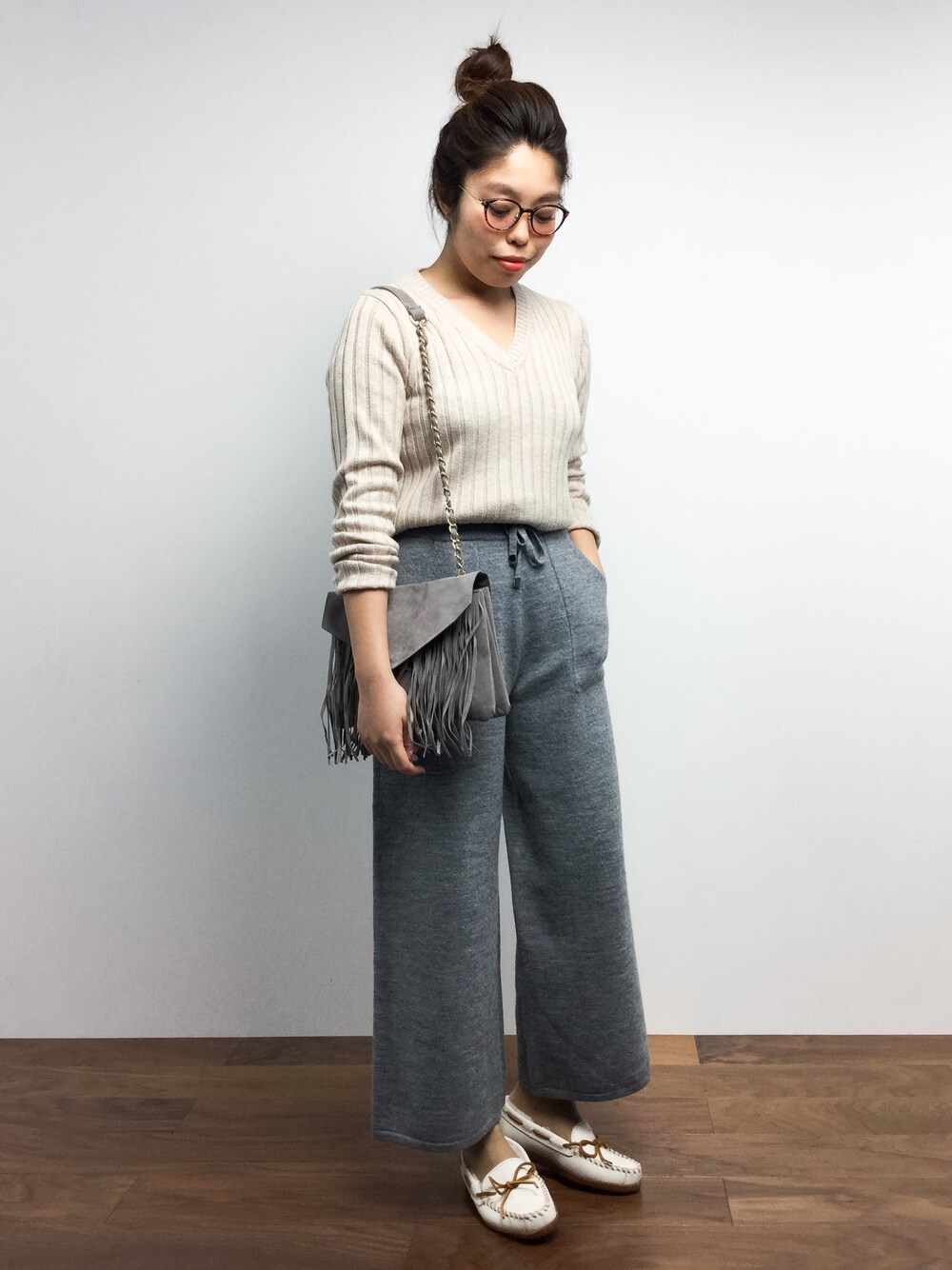 「ニット、グレー、めがね、Vネック、大人カジュアル、モカシン、クロップドパンツ、リブニット、ニットパンツ、パンツスタイル」｜「The Virgniaの《予約》リブ編みVネックニットプルオーバー（ニット/セーター、ベージュ系）」を使った、ぽんさん（レディース・158cm）の冬コーディネートの1枚目の写真
