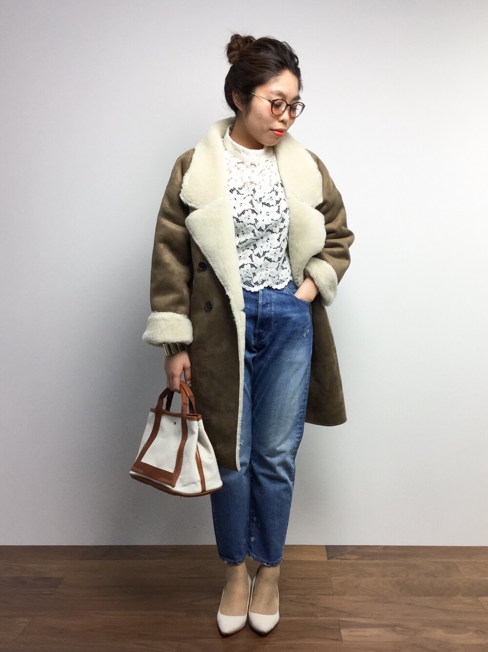 「トートバッグ、denim、めがね、レース、大人カジュアル、ムートンコート、冬、パンツスタイル、レースブラウス、デニム×ヒール」｜「ADAM ET ROPE'の起毛レースドルマンブラウス（シャツ/ブラウス、ベージュ系）」を使った、ぽんさん（レディース・158cm）の冬コーディネートの1枚目の写真