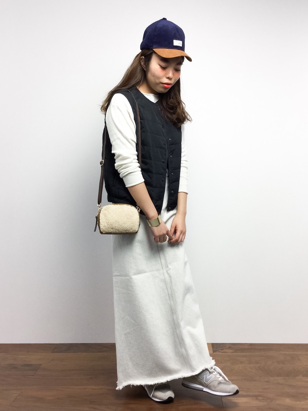 「クルーネックニット、キャップ、ベスト、デニムスカート、スニーカーコーデ、マキシスカート、ホワイトデニム、ホワイトニット、クルーネック、ポシェット」｜「RODEO CROWNS WIDE BOWLのコーデュロイ コンビ キャップ（キャップ、ブルー系）」を使った、ぽんさん（レディース・158cm）の冬コーディネートの1枚目の写真
