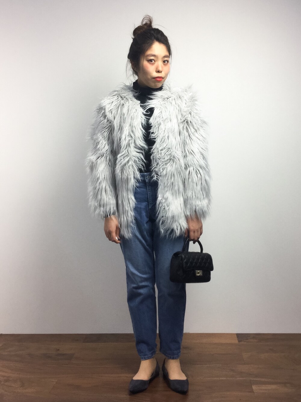 「ファー、デニム、パンプス、タートルネック、ボーイフレンドデニム、大人カジュアル、ファーコート、リブニット、フラットパンプス、キルティングバッグ」｜「UR'Sのｱﾝｺﾞﾗ混ﾘﾌﾞﾀｰﾄﾙ（ニット/セーター、ブラック系）」を使った、ぽんさん（レディース・158cm）の冬コーディネートの1枚目の写真