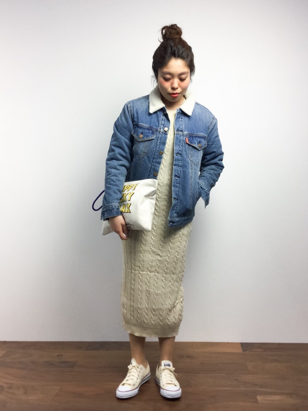 「デニム、コンバース、クラッチバッグ、デニムジャケット、ケーブルニット、ニットワンピース、スニーカーコーデ、ボアジャケット、ニコちゃん、デニムボアジャケット」｜「Ungridの【Casual】ﾃﾞﾆﾑﾎﾞｱGｼﾞｬﾝ（デニムジャケット、ブルー系）」を使った、ぽんさん（レディース・158cm）の冬コーディネートの1枚目の写真