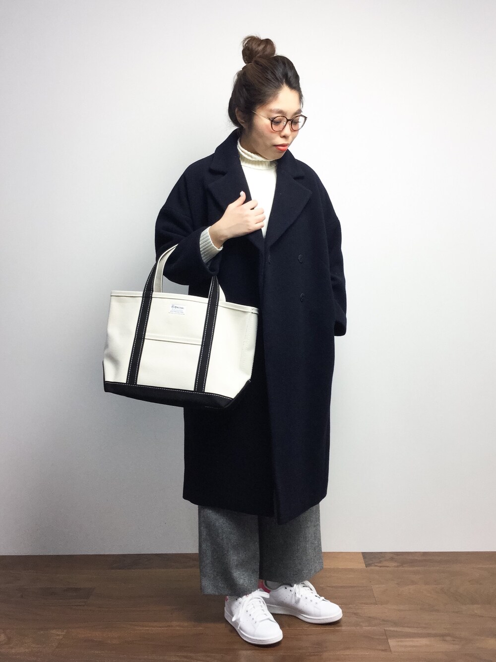 「ニット、タートルネック、ロングコート、スニーカーコーデ、ツイードパンツ、イージーパンツ、タートルネックニット、リブニット、スタンスミス、ホワイトニット」｜「URBAN RESEARCH DOORS WOMENSのDOORS コットンストレッチリブタートル（ニット/セーター、ホワイト系）」を使った、ぽんさん（レディース・158cm）の冬コーディネートの1枚目の写真