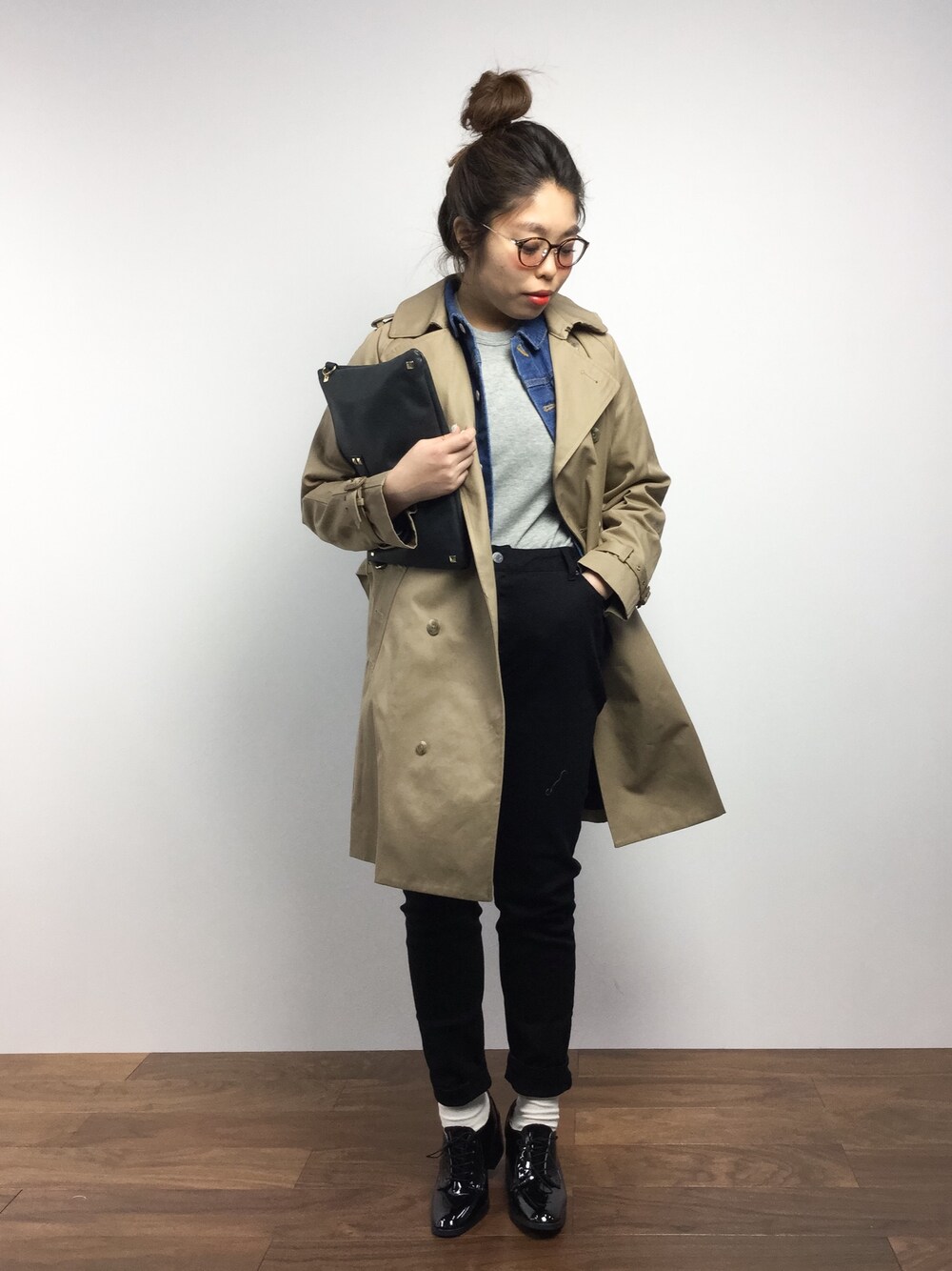 「パンツ、シンプル、トレンチコート、クラッチバッグ、デニムジャケット、めがね、レイヤードスタイル、冬、ラフコーデ、デニム×デニム」｜「Deuxieme ClasseのROLLAS リブクルーネック Tee◇（Tシャツ/カットソー、グレー系）」を使った、ぽんさん（レディース・158cm）の冬コーディネートの1枚目の写真