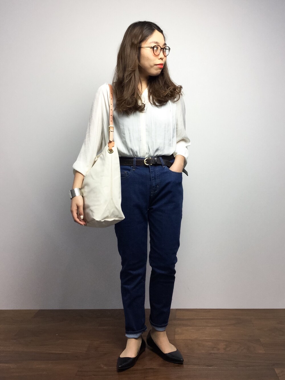 ブルー系のその他パンツ、ホワイト系のシャツ/ブラウス、ホワイト系のショルダーバッグを着用したレディースの冬コーディネートの1枚目の写真