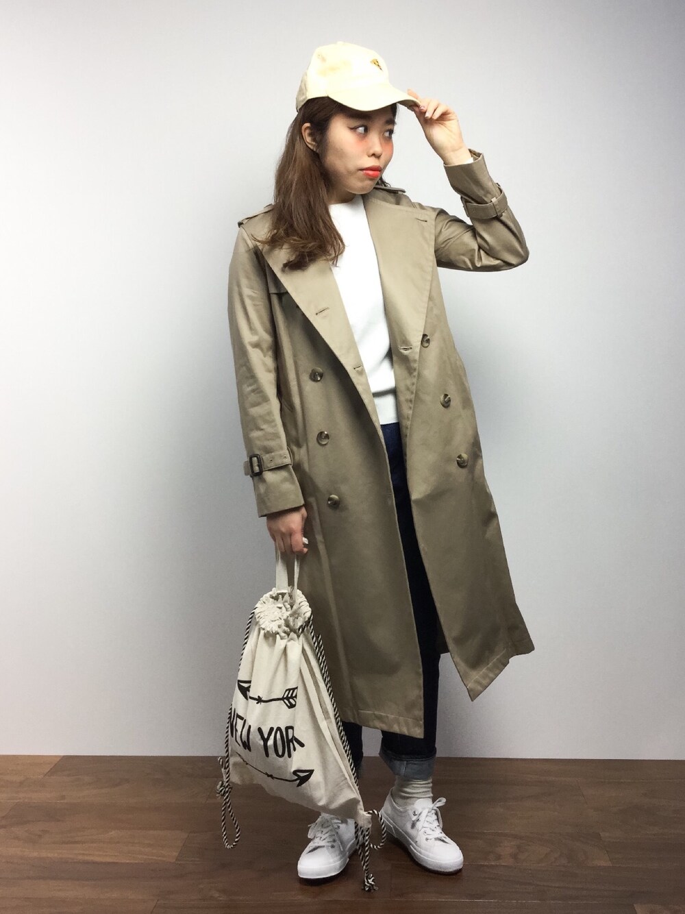 「ニット、カジュアル、トレンチコート、キャップ、スニーカーコーデ、デニムパンツ、白ニット、ホワイトニット、クルーネック、ピザ」｜「KaneZのLHP/エルエイチピー/KaneZ/ケインズ/Pizza Of Provide PoloCap（キャップ、イエロー系）」を使った、ぽんさん（レディース・158cm）の冬コーディネートの1枚目の写真