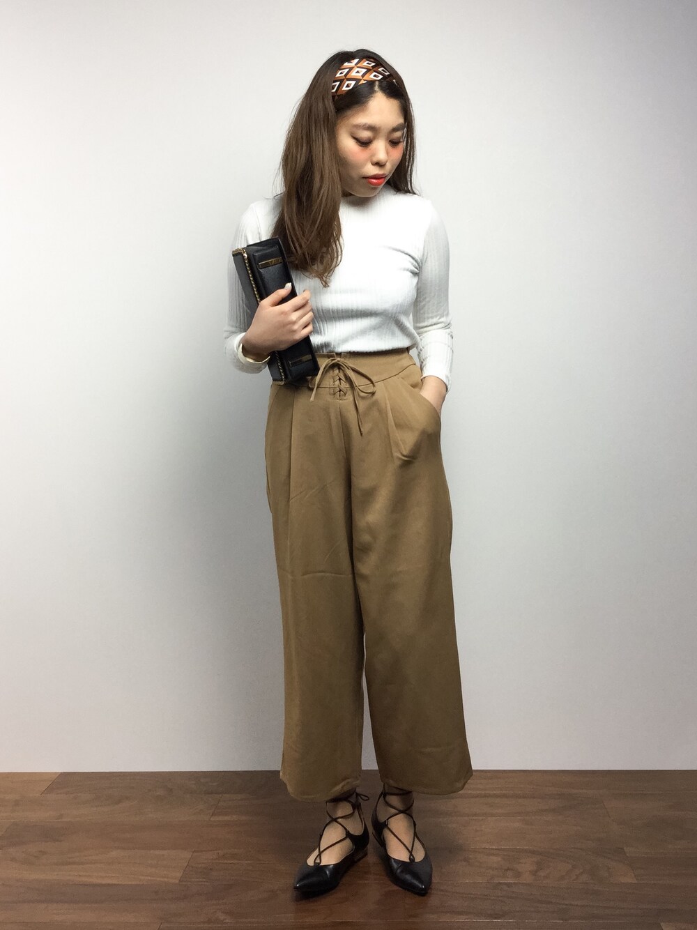 「クラッチバッグ、レースアップシューズ、大人カジュアル、レースアップ、ワイドパンツ、きれいめカジュアル、春、春コーデ、フラットパンプス、オトナカジュアル」｜「KhajuのSusan Daniels: 2WAYヘアバンド（ヘアバンド、ブラウン系）」を使った、ぽんさん（レディース・158cm）の冬コーディネートの1枚目の写真