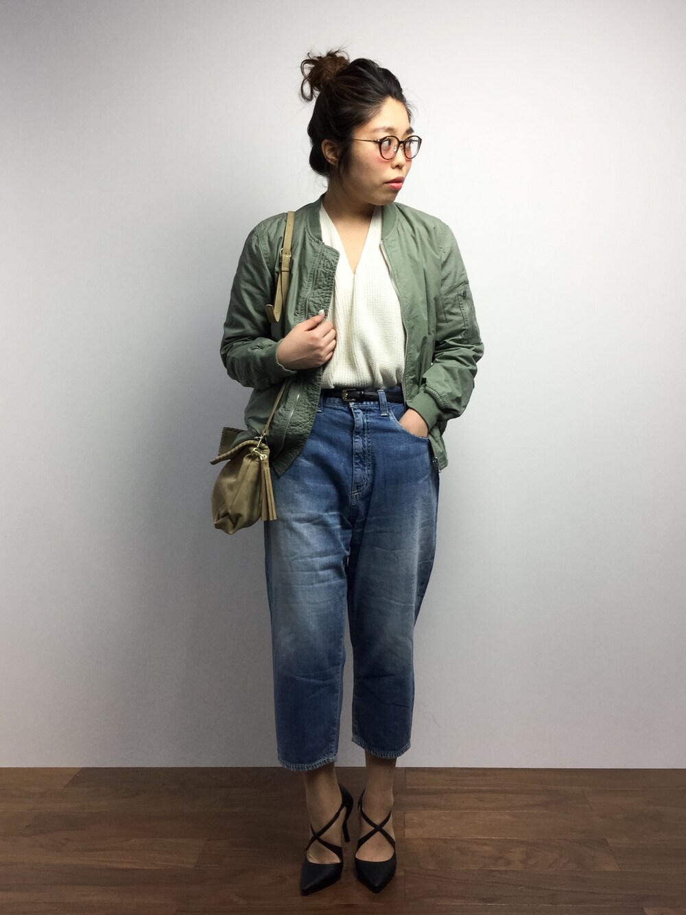 「ニット、デニム、パンプス、ジーンズ、MA-1、Vネック、パンツスタイル、ホワイトニット、春コーデ、おだんごヘアー」｜「YEVSのYEVS/イーブス　シルク混Vネック片畦プルオーバー（ニット/セーター、ホワイト系）」を使った、ぽんさん（レディース・158cm）の冬コーディネートの1枚目の写真