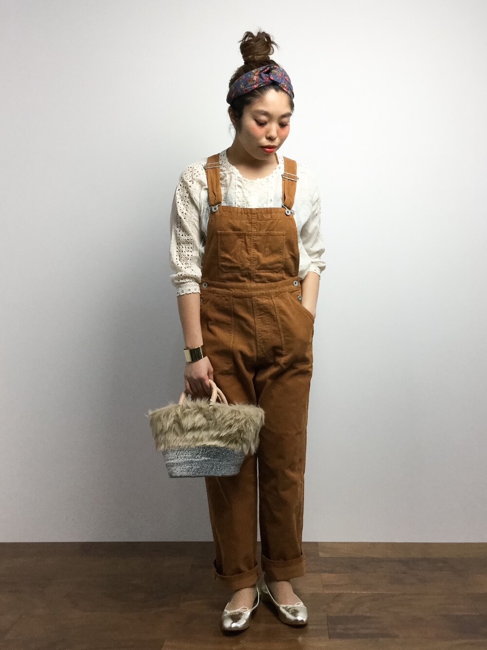 「コーデュロイ、ヘアバンド、花柄、オーバーオール、バレエシューズ、パンツスタイル、かごバッグ、カジュアルコーデ、おだんごヘアー、レースブラウス」｜「WEGOのWEGO/花柄ヘアバンド（ヘアバンド、ブルー系）」を使った、ぽんさん（レディース・158cm）の冬コーディネートの1枚目の写真