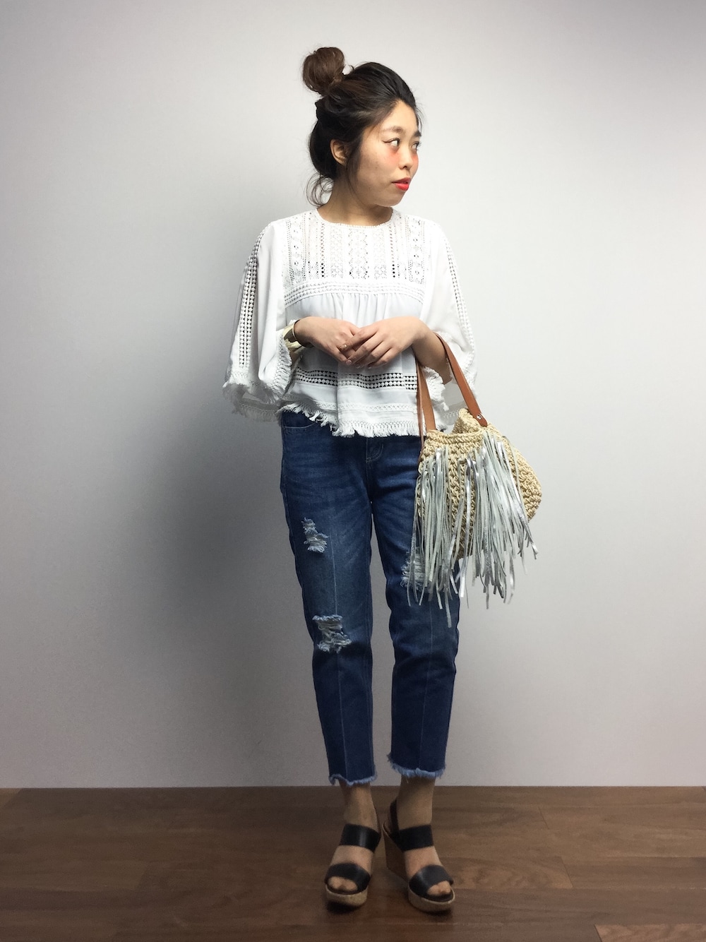 「カジュアル、シンプル、ホワイト、レース、デニムパンツ、サンダル、春、かごバッグ、ラクチンコーデ、オトナカジュアル」｜「LOWRYS FARMのレースフリンジブラウス6S　716107（シャツ/ブラウス、ホワイト系）」を使った、ぽんさん（レディース・158cm）の冬コーディネートの1枚目の写真