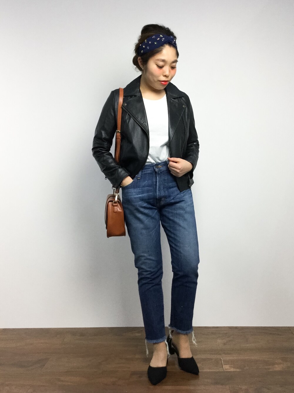 「デニム、パンツ、レザージャケット、ライダース、ヘアバンド、ショルダーバッグ、休日スタイル、ラフ、クルーネック、カジュアルコーデ」｜「Jewel Changesの〓 NAMRATA JOSHIPURA ヘッドバンド / ナムラタ・ジョシプラ / ヘアバンド（ヘアバンド、ブルー系）」を使った、ぽんさん（レディース・158cm）の冬コーディネートの1枚目の写真