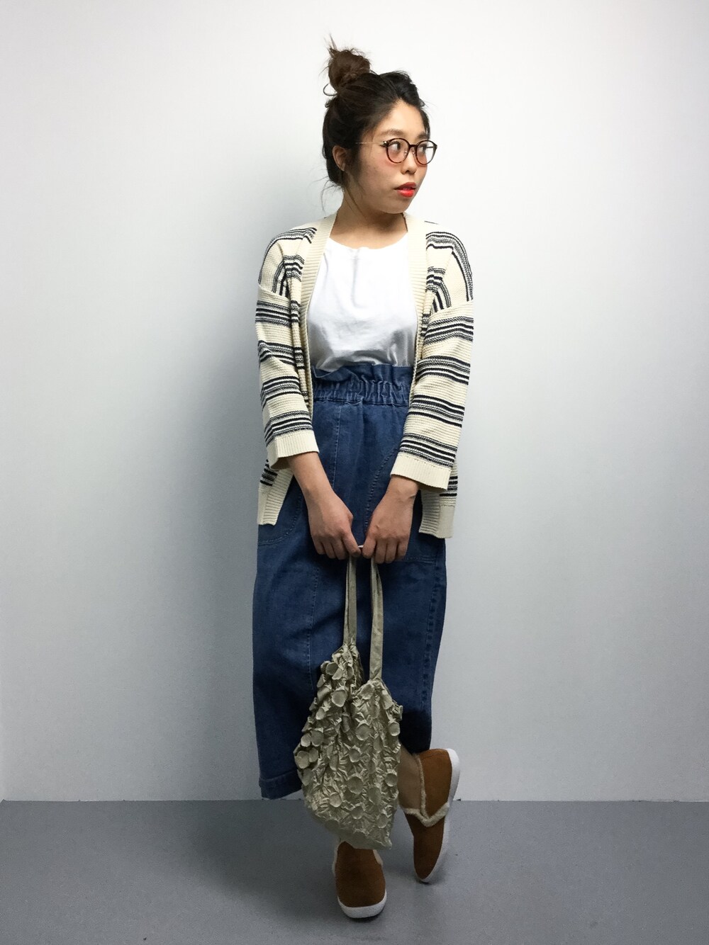 「カーディガン、スニーカー、タイトスカート、デニム、デニムスカート、大人カジュアル、スリッポン、春、春コーデ、白Tシャツ」｜「B:MING by BEAMSのビーミング by ビームス / U.S.Aコットン半袖Tシャツ（Tシャツ/カットソー、ホワイト系）」を使った、ぽんさん（レディース・158cm）の冬コーディネートの1枚目の写真