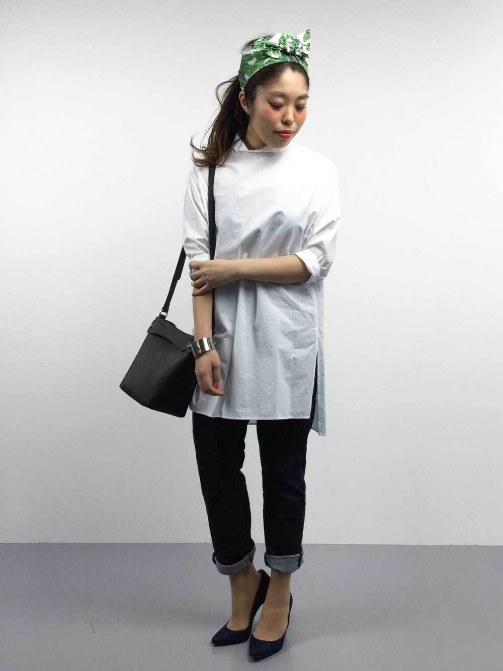 ホワイト系のシャツ/ブラウス、ブラック系のショルダーバッグ、ブルー系のデニムパンツを着用したレディースの冬コーディネートの1枚目の写真