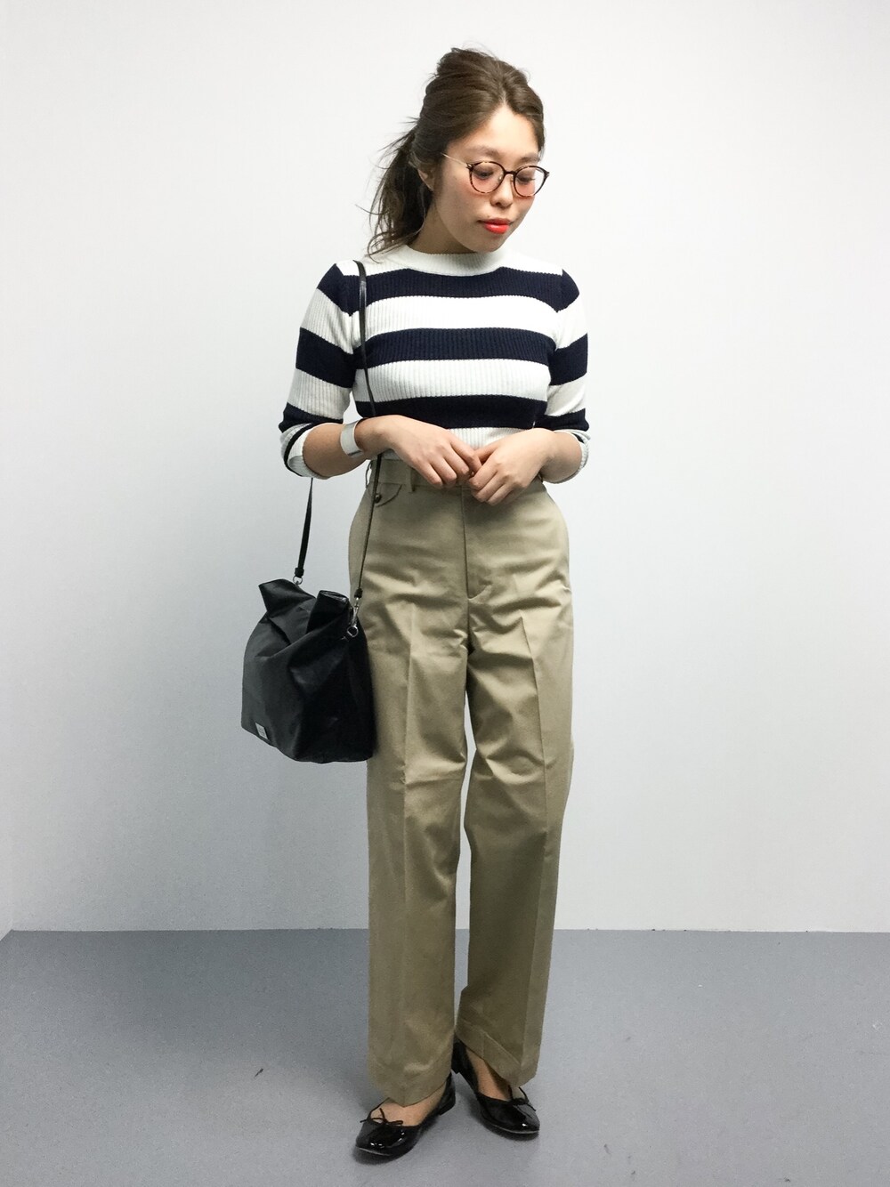 「シンプル、チノパン、ワイドパンツ、ボーダーニット、バレエシューズ、きれいめカジュアル、ボーダートップス、春、カジュアルコーデ、オトナカジュアル」｜「mysty womanのボーダーハイネックニット（ニット/セーター、ブルー系）」を使った、ぽんさん（レディース・158cm）の冬コーディネートの1枚目の写真