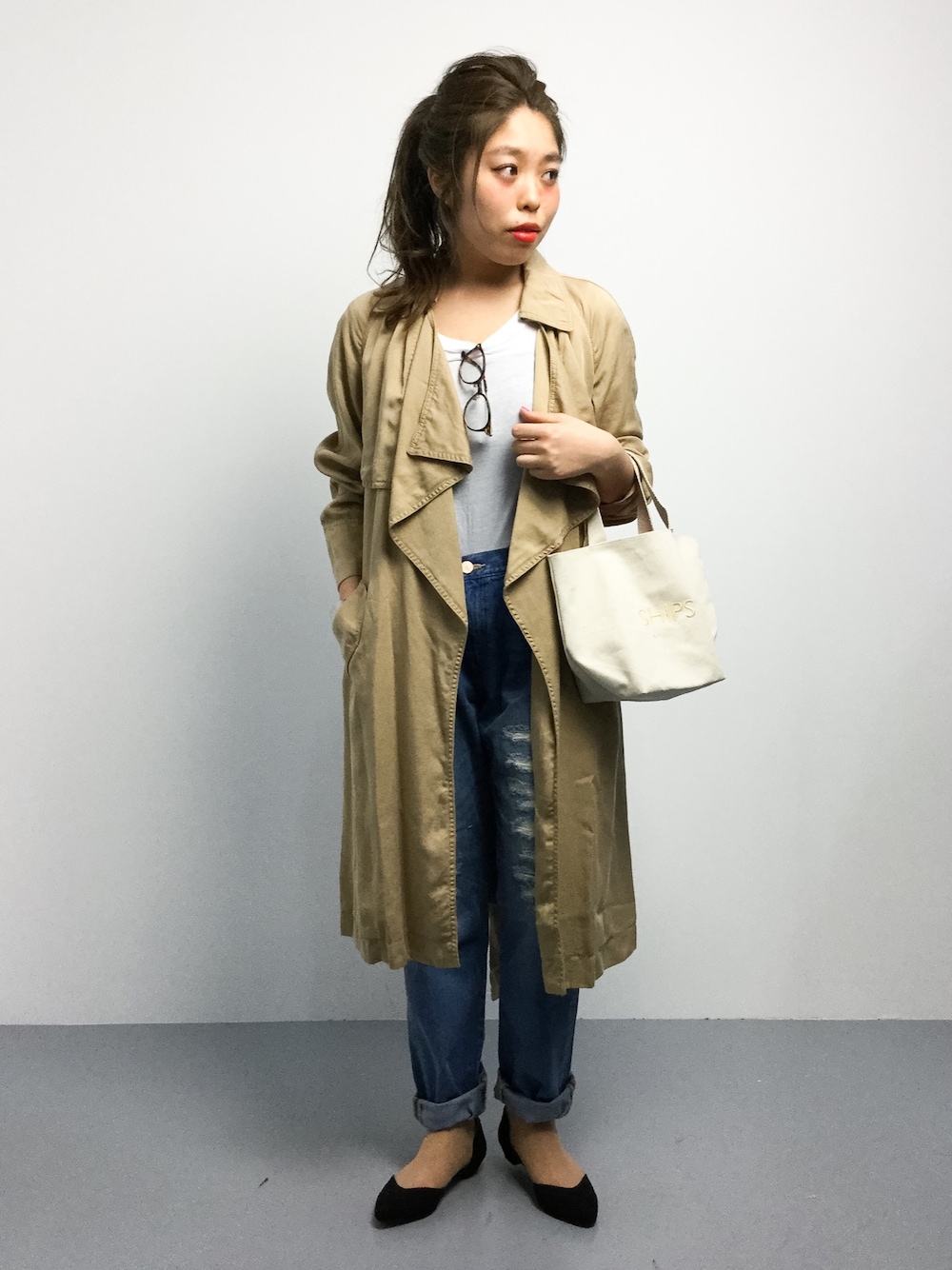 ホワイト系のTシャツ/カットソー、イエロー系のトレンチコート、ホワイト系のエコバッグ/サブバッグを着用したレディースの冬コーディネートの1枚目の写真