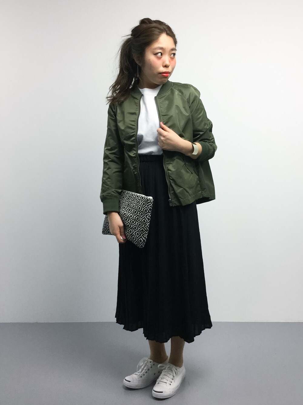 「ブルゾン、スニーカー、MA-1、スニーカーコーデ、プリーツスカート、ジャックパーセル、春、カジュアルコーデ、白Tシャツ、オトナカジュアル」｜「BEAUTY&YOUTH UNITED ARROWSのBY BD ソリッドTシャツ 2（Tシャツ/カットソー、ホワイト系）」を使った、ぽんさん（レディース・158cm）の冬コーディネートの1枚目の写真