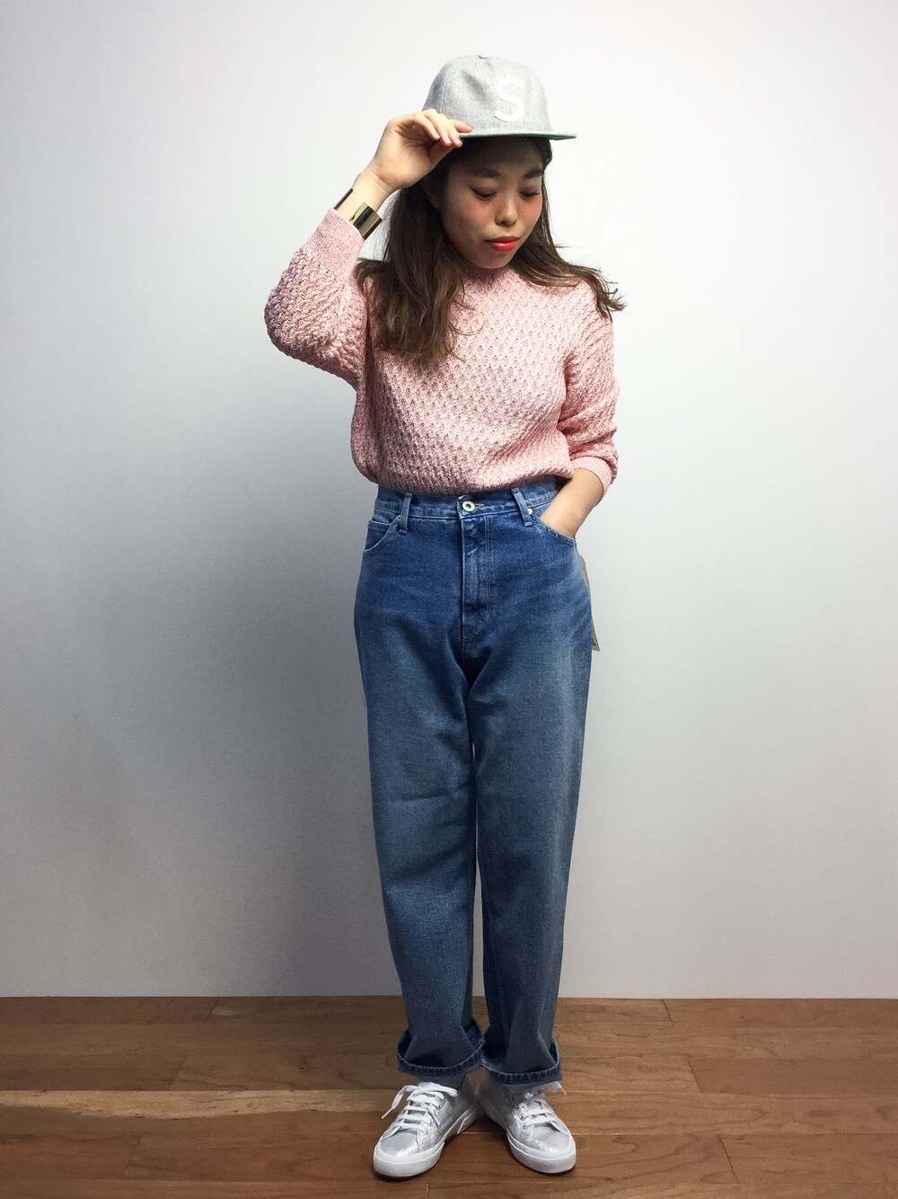 「カジュアル、シンプル、グレー、ピンク、ボーイフレンドデニム、スニーカーコーデ、メンズライク、デニムパンツ、春ニット、春コーデ」｜「Saturdays NYCのRICH TONAL（キャップ、グレー系）」を使った、ぽんさん（レディース・158cm）の冬コーディネートの1枚目の写真