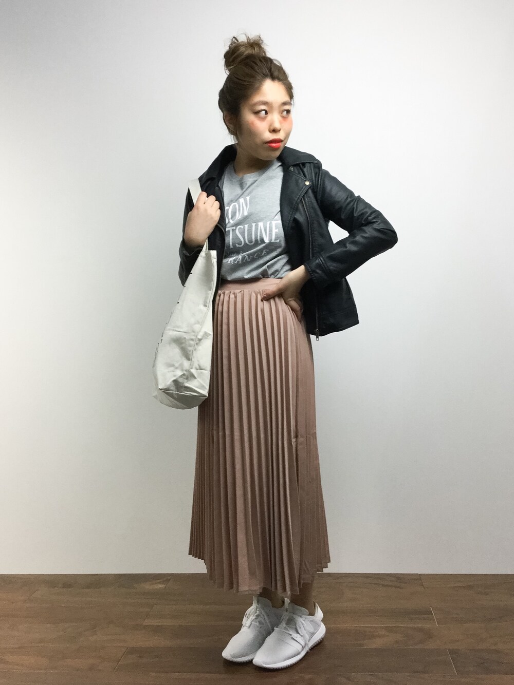 「シンプル、グレー、ピンク、ライダース、大人カジュアル、スニーカーコーデ、春コーデ、カジュアルコーデ、甘辛mix、ホワイトスニーカー」｜「Maison KitsuneのMAISON KITSUNE PALAIS ROYAL TEE（Tシャツ/カットソー、グレー系）」を使った、ぽんさん（レディース・158cm）の春コーディネートの1枚目の写真