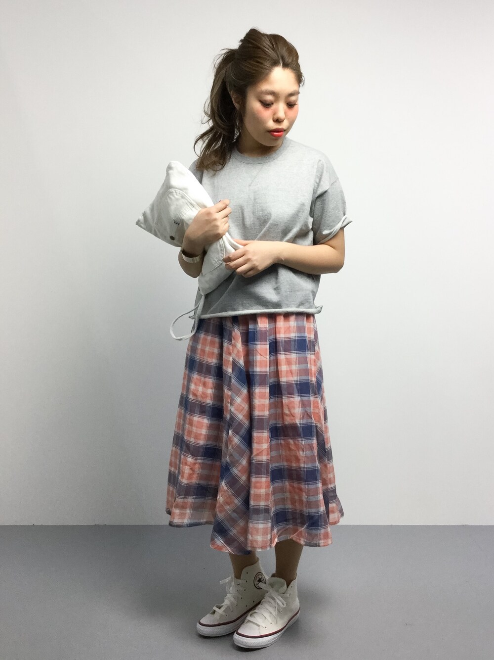 「スウェット、スカート、カジュアル、グレー、クラッチバッグ、converse、スニーカーコーデ、チェックスカート、春コーデ、ホワイトスニーカー」｜「SLOBE IENAのTRADITIONAL WEATHERWEAR 別注カットオフショートスリーブスウェット◆（Tシャツ/カットソー、グレー系）」を使った、ぽんさん（レディース・158cm）の春コーディネートの1枚目の写真