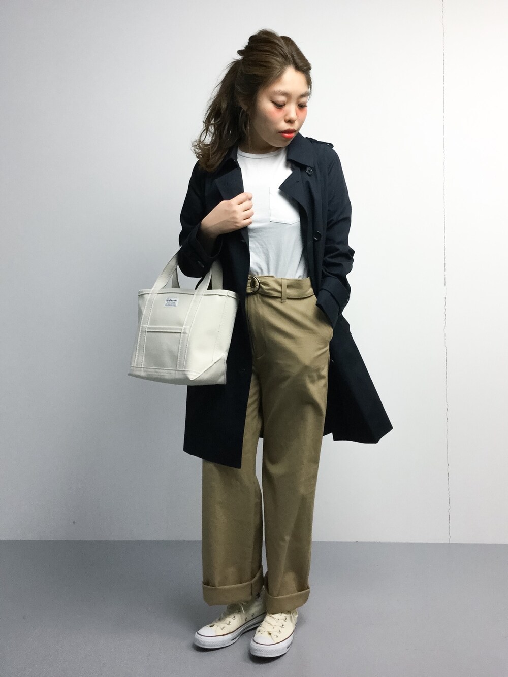 「トートバッグ、カジュアル、シンプル、トレンチコート、ネイビー、大人カジュアル、スニーカーコーデ、ワイドパンツ、orcival、春コーデ」｜「BEAMS BOYのHANES / POCKET-TEE 16SS（Tシャツ/カットソー、ホワイト系）」を使った、ぽんさん（レディース・158cm）の春コーディネートの1枚目の写真