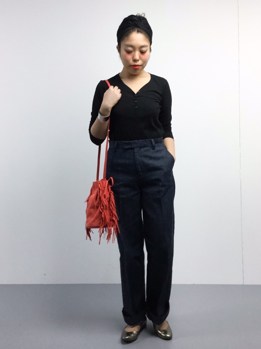 「シンプル、ブラック、denim、大人カジュアル、ワイドパンツ、デニムパンツ、バレエシューズ、大人コーデ、春コーデ、デニムワイドパンツ」｜「OVERRIDEの【override】 INDIGO 40/2 HAIR BAND / オーバーライド ヘアバンド インディゴ（ヘアバンド、ブラック系）」を使った、ぽんさん（レディース・158cm）の春コーディネートの1枚目の写真