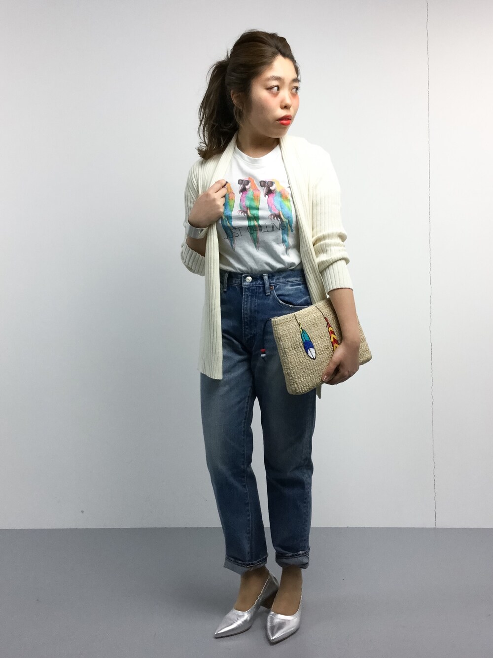 「カジュアル、シンプル、クラッチバッグ、シルバー、大人カジュアル、デニムパンツ、リブニット、ホワイトニット、春コーデ、動物モチーフ」｜「KhajuのLa Fine: オウムTEE（Tシャツ/カットソー、ホワイト系）」を使った、ぽんさん（レディース・158cm）の春コーディネートの1枚目の写真