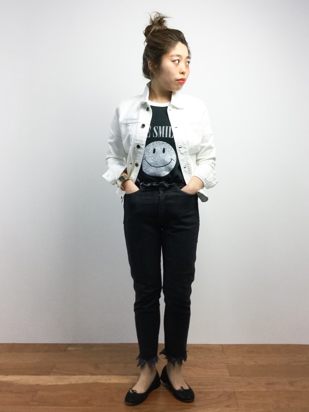 「ジャケット、シンプル、デニムジャケット、denim、モノトーン、バレエシューズ、repetto、ホワイトデニム、ラフ、フリンジデニム」｜「BEAUTY&YOUTH UNITED ARROWSの【別注】BY JACKSON MATISSE スマイルラグランTシャツ（Tシャツ/カットソー、ブラック系）」を使った、ぽんさん（レディース・158cm）の春コーディネートの1枚目の写真