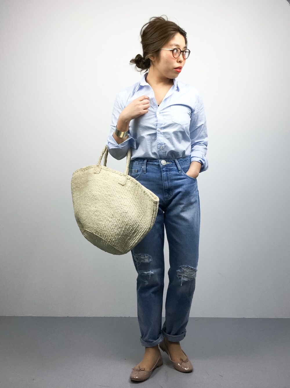 ブルー系のシャツ/ブラウス、ベージュ系のトートバッグ、ベージュ系のバレエシューズを着用したレディースの春コーディネートの1枚目の写真