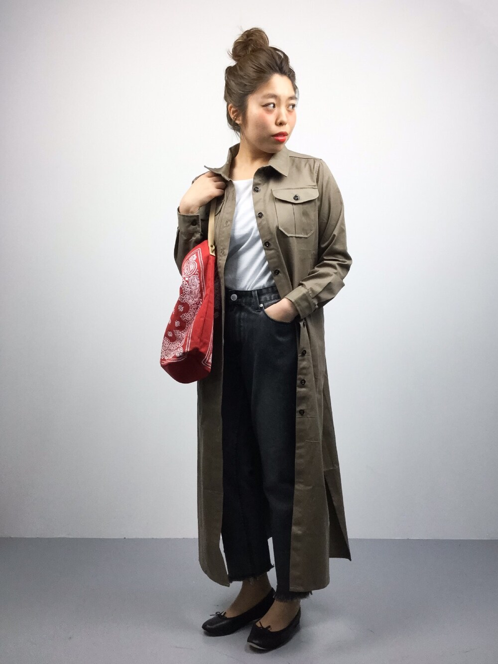 「デニム、トートバッグ、ロングコート、大人カジュアル、パンツスタイル、春、春コーデ、バンダナ柄、白Tシャツ、フリンジデニム」｜「GLOBAL WORKのオーガニックコットンT半袖/709711（Tシャツ/カットソー、ホワイト系）」を使った、ぽんさん（レディース・158cm）の春コーディネートの1枚目の写真
