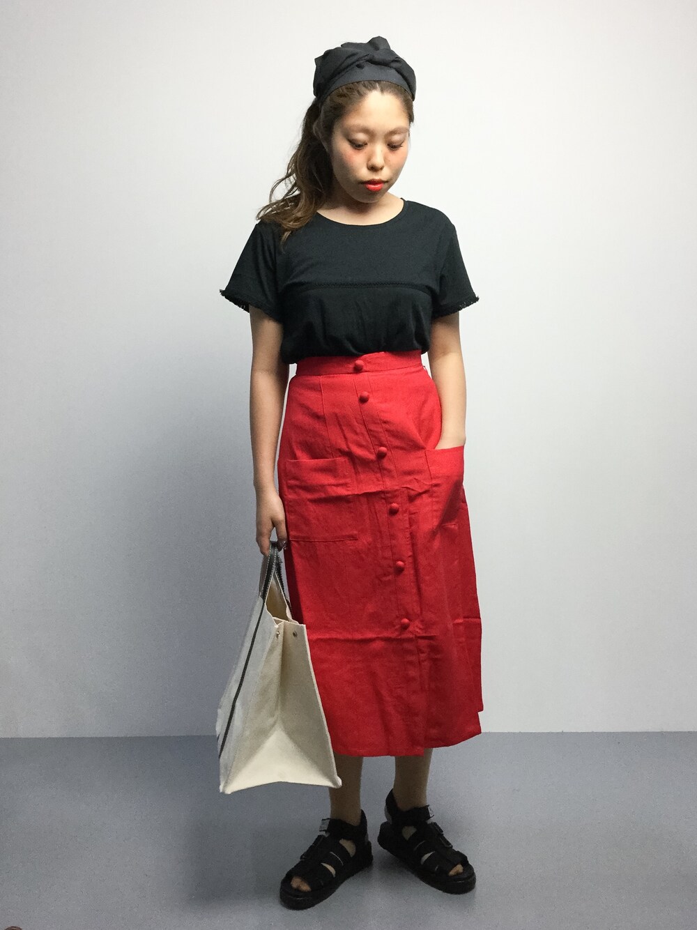 「カジュアル、シンプル、ヘアバンド、Tシャツ、黒、大人カジュアル、フリンジ、tembea、夏コーデ、黒Tシャツ」｜「ADAM ET ROPE'のシャンタン２ＷＡＹカチューム（ヘアバンド、ブラック系）」を使った、ぽんさん（レディース・158cm）の春コーディネートの1枚目の写真