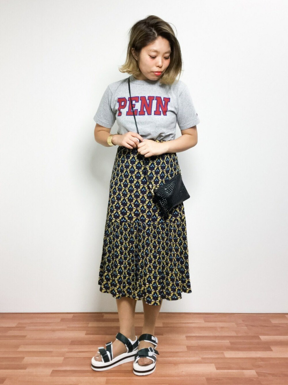 「カジュアル、夏、ショルダーバッグ、summer、スポーツミックス、柄スカート、サンダル、ラフ、プリーツスカート、グレーTシャツ」｜「ChampionのCHAMPION / US Tシャツ（Tシャツ/カットソー、グレー系）」を使った、ぽんさん（レディース・158cm）の夏コーディネートの1枚目の写真