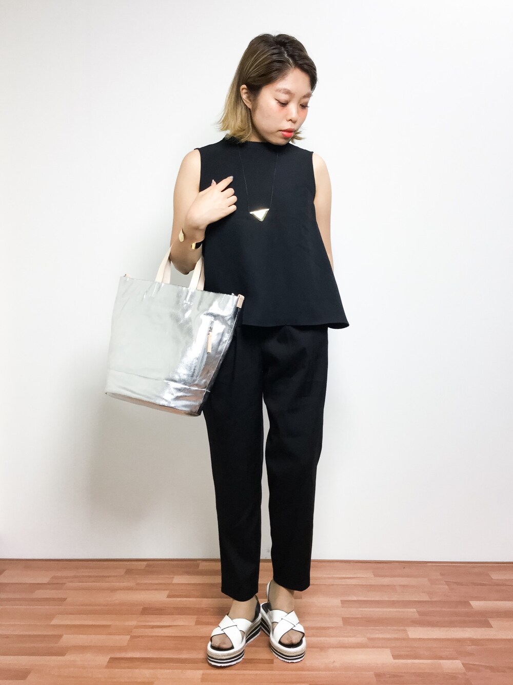 ブラック系のシャツ/ブラウス、シルバー系のトートバッグ、ブラック系のその他パンツを着用したレディースの夏コーディネートの1枚目の写真