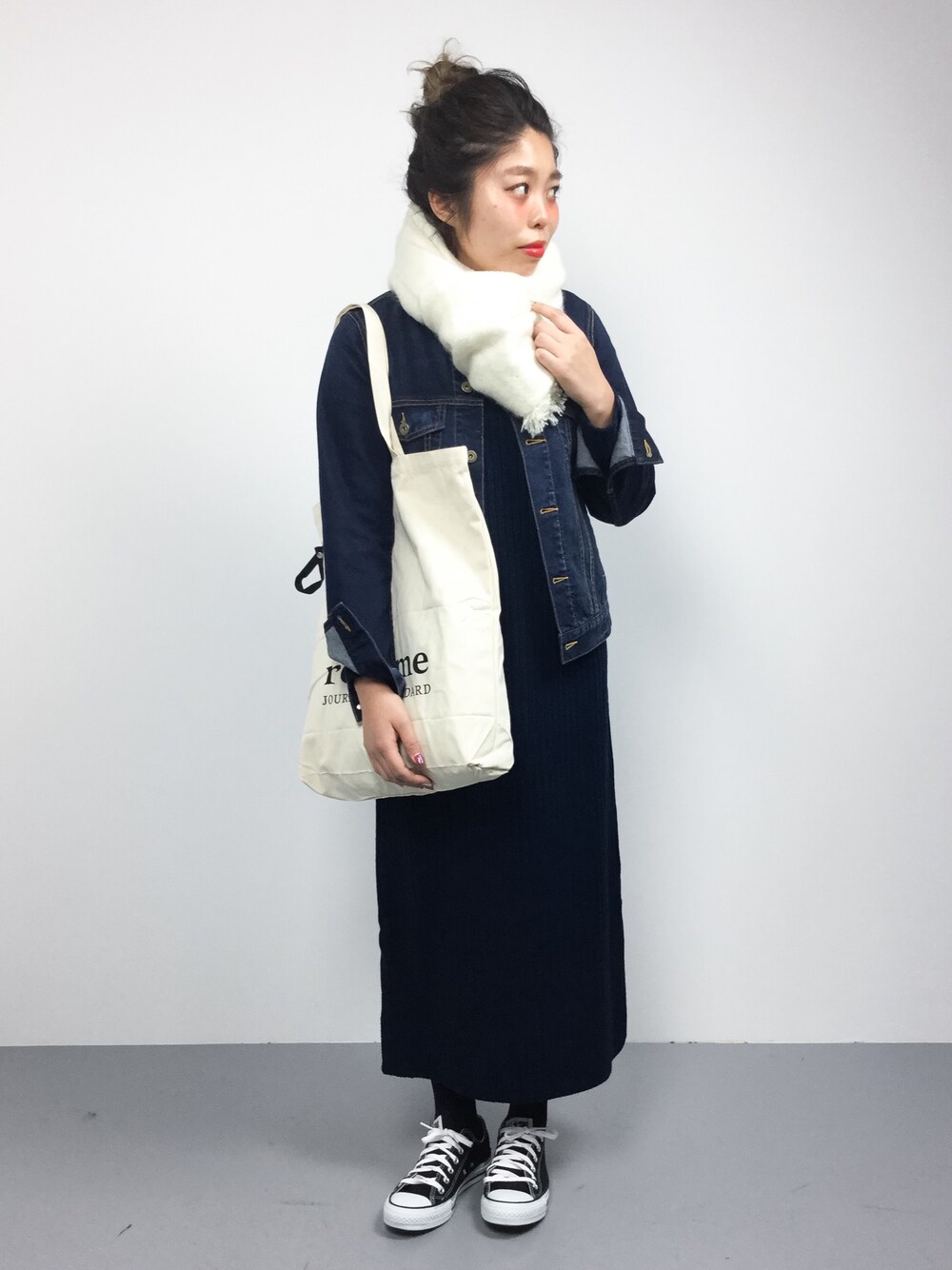 「デニム、デニムジャケット、ネイビー、converse、ニットワンピース、大人カジュアル、Gジャン、マフラーぐるぐる、リブニット、カジュアルコーデ」｜「ADAM ET ROPE'のモヘアストール（マフラー、ホワイト系）」を使った、ぽんさん（レディース・158cm）の冬コーディネートの1枚目の写真
