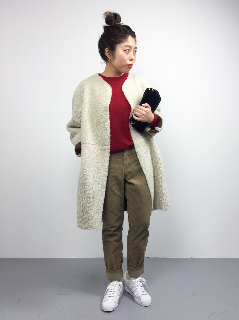 「シンプル、ボア、赤、ノーカラーコート、ラフ、冬、きれいめカジュアル、ボアジャケット、オトナカジュアル、モコモコアウター」｜「Ungridのウール混クルーネックニット（ニット/セーター、レッド系）」を使った、ぽんさん（レディース・158cm）の冬コーディネートの1枚目の写真