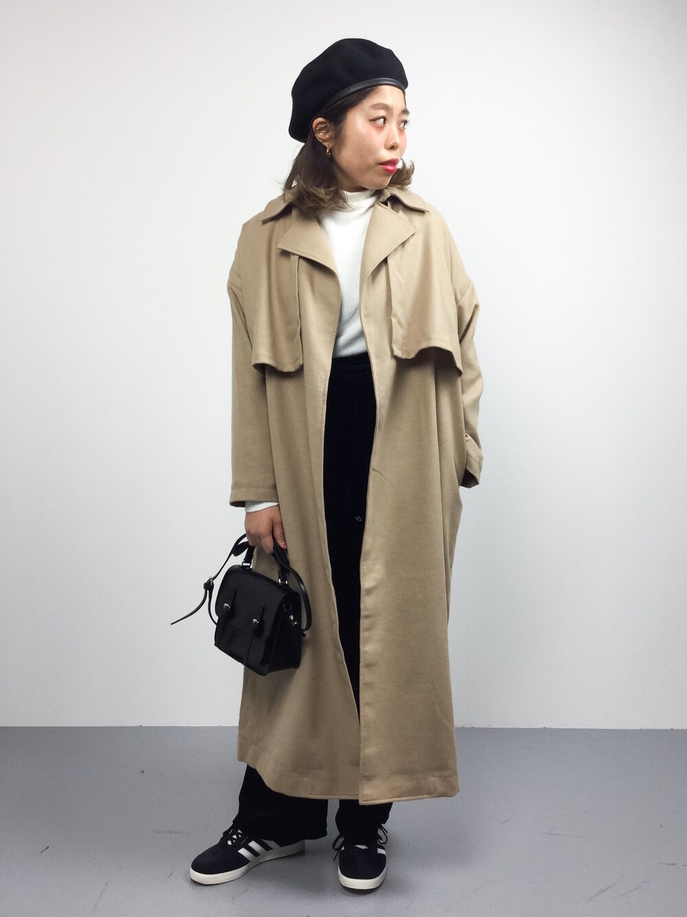 「スニーカー、ビッグシルエット、カジュアル、トレンチコート、ベレー帽、冬コーデ、タートルネック、キレイめ、プチプラ、シンプルコーデ」｜「Shelly islandの【Shelly island】パイピングベレー帽（ハンチング/ベレー帽、ブラック系）」を使った、ぽんさん（レディース・158cm）の冬コーディネートの1枚目の写真