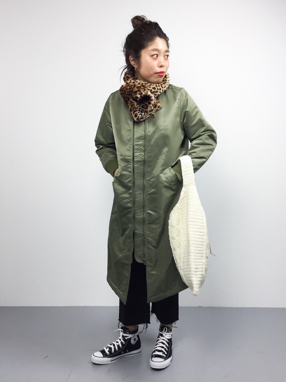 「ファー、スニーカー、デニム、シンプル、レオパード、converse、大人カジュアル、カーキアウター、ハイカットスニーカー、シンプルコーデ」｜「WEGOのWEGO/ファーマフラー（マフラー、その他）」を使った、ぽんさん（レディース・158cm）の冬コーディネートの1枚目の写真