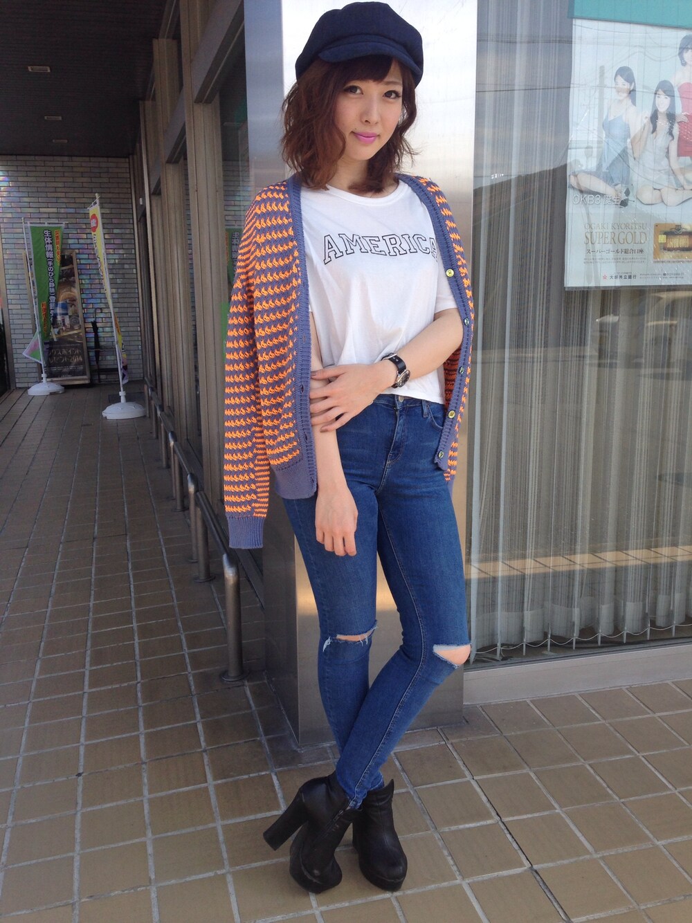 「カーディガン、キャスケット、ケンゾー(KENZO)、ダメージデニムパンツ」｜「Another Editionのアイテム（Tシャツ/カットソー、ホワイト系）」を使った、manaeさん（レディース・168cm）の秋コーディネートの1枚目の写真