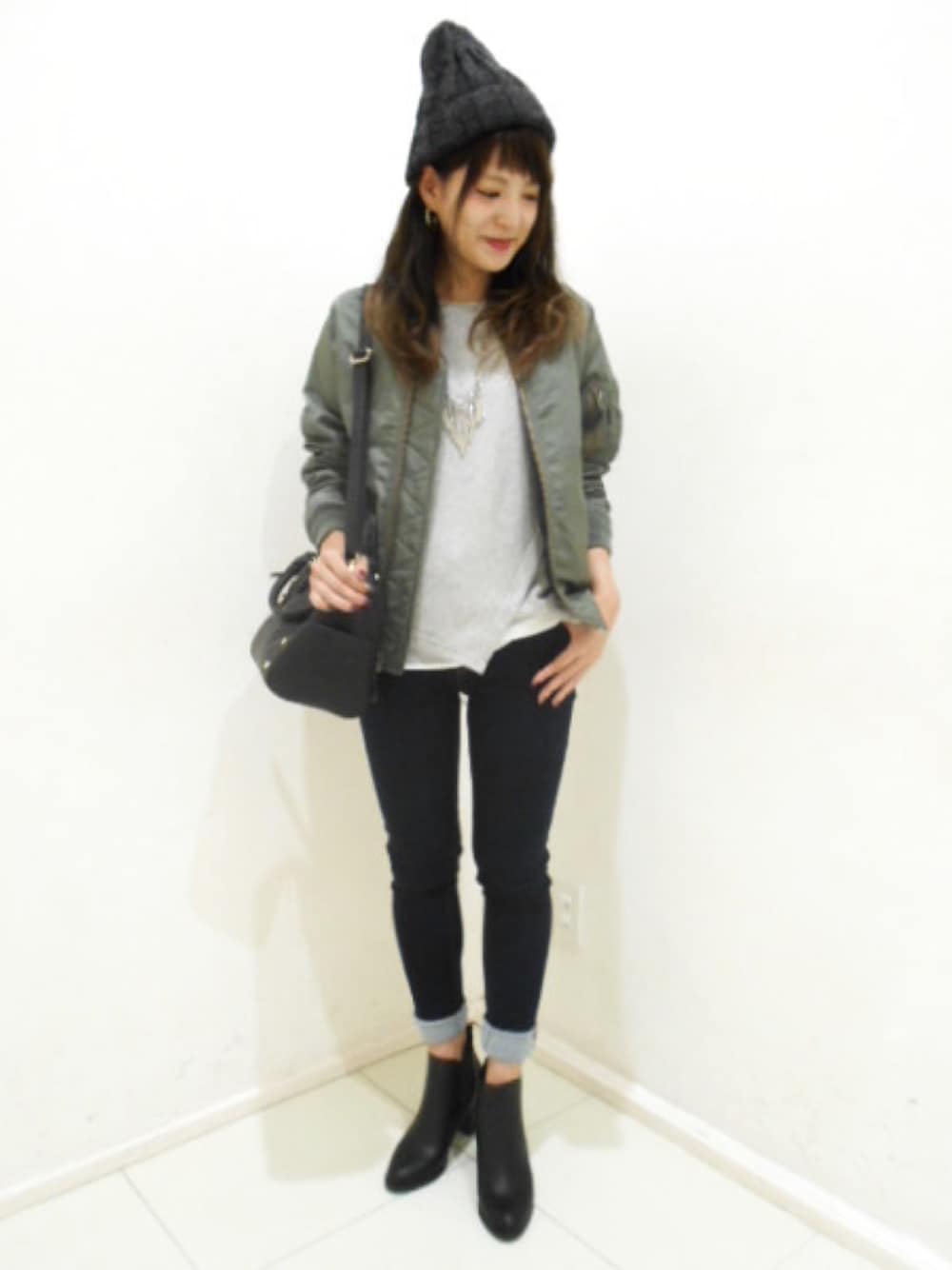 「MA-1、SCHOTT、#ミリタリー、ニット帽、サイドゴアブーツ、スキニーデニム、JEANASiS」｜「JEANASISのJEANASIS別注Schott-MA1（MA-1、グリーン系）」を使った、AIKAさん（レディース・158cm）の秋コーディネートの1枚目の写真