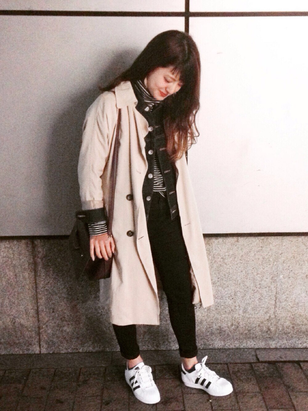 「オトナカジュアル、スニーカー、ラフ、ootd、春コーデ、ハイネック、デニム、JEANASiS、スーパースター、トレンチコート」｜「JEANASISのルーズトレンチコート/557813 （トレンチコート、ベージュ系）」を使った、AIKAさん（レディース・158cm）の冬コーディネートの1枚目の写真