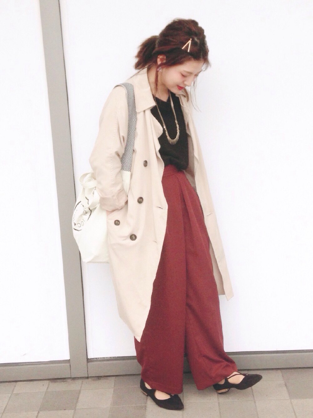 「春コーデ、ラフ、ハイウエスト、ヘアアレンジ、トレンチコート、大人カジュアル、JEANASiS、レースアップシューズ、シンプルコーデ、きれいめカジュアル」｜「KBF+のアイテム（パンツ、レッド系）」を使った、AIKAさん（レディース・158cm）の冬コーディネートの1枚目の写真