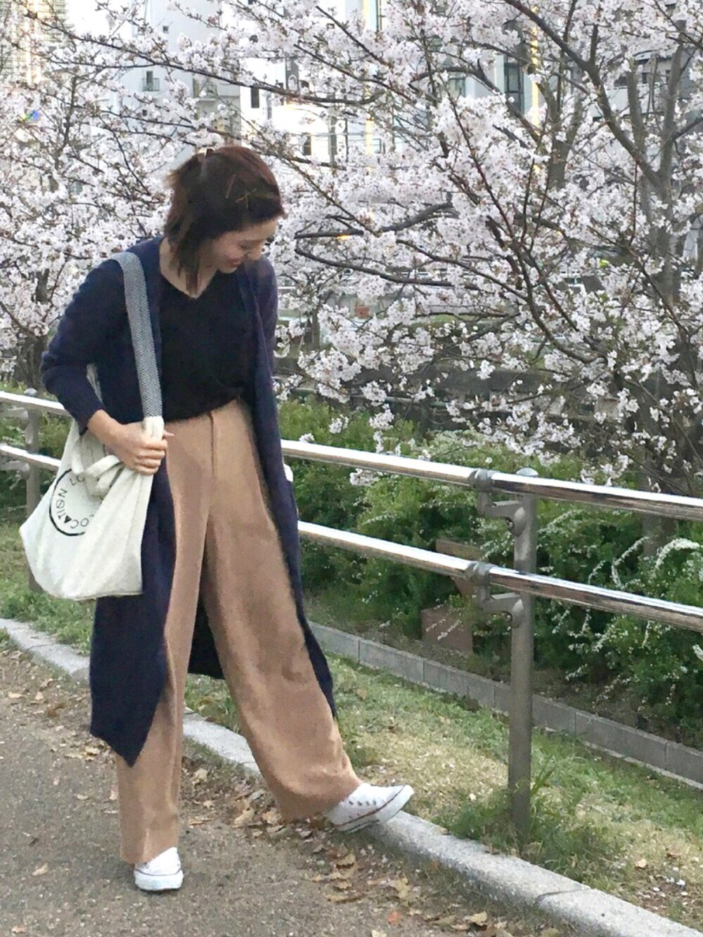 「シンプルコーデ、大人カジュアル、ootd、黒、大人コーデ、カジュアルコーデ、ロングカーディガン、converse、JEANASiS、ワイドパンツ」｜「JEANASISのゴーフルVポケLS/715460（Tシャツ/カットソー、グレー系）」を使った、AIKAさん（レディース・158cm）の春コーディネートの1枚目の写真