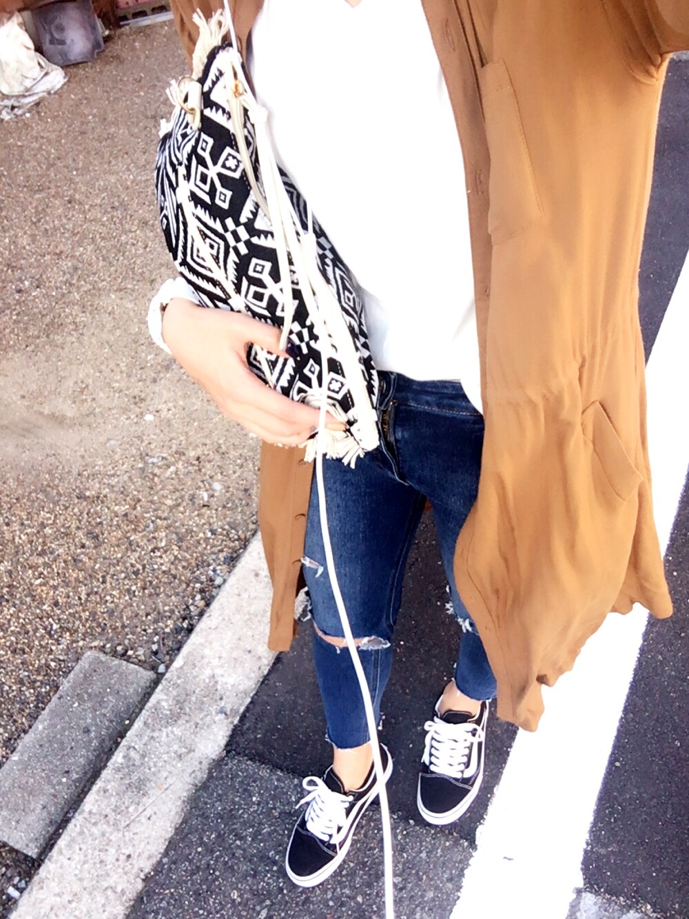 「休日スタイル、大人カジュアル、夏コーデ、ラクチンコーデ、ホワイト、デニム、アースカラー、VANS、JEANASiS、オールドスクール」｜「OZOCのミリタリーロールアップロングシャツ（シャツ/ブラウス、ブラウン系）」を使った、AIKAさん（レディース・158cm）の春コーディネートの1枚目の写真