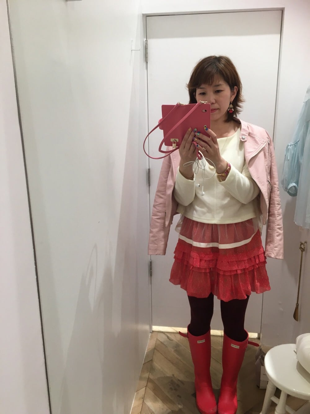 「ライダースジャケット、ピンク、試着室にて」｜「SNIDELのパッドロックアイフォンケース（スマホケース/カバー、ピンク系）」を使った、kahi さん（レディース・166cm）の春コーディネートの1枚目の写真