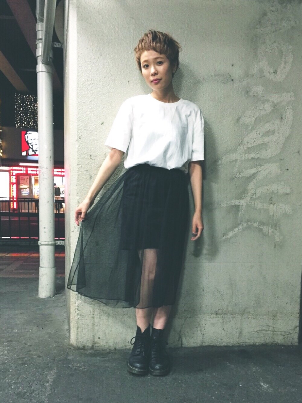 「枚方、オーガニックコットン、透け、ビッグT、白Tシャツ、無印良品、チュールスカート、シンプル、モノトーン」｜「無印良品のアイテム（Tシャツ/カットソー、ホワイト系）」を使った、森山保奈美さん（レディース・154cm）の夏コーディネートの1枚目の写真