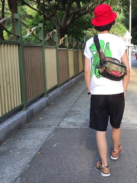 「アイテム（ボディバッグ/ウエストポーチ、グリーン系）」を使った、Alan  Hoさん（メンズ・179cm）の春コーディネート