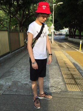 「アイテム（ボディバッグ/ウエストポーチ、グリーン系）」を使った、Alan  Hoさん（メンズ・179cm）の春コーディネート