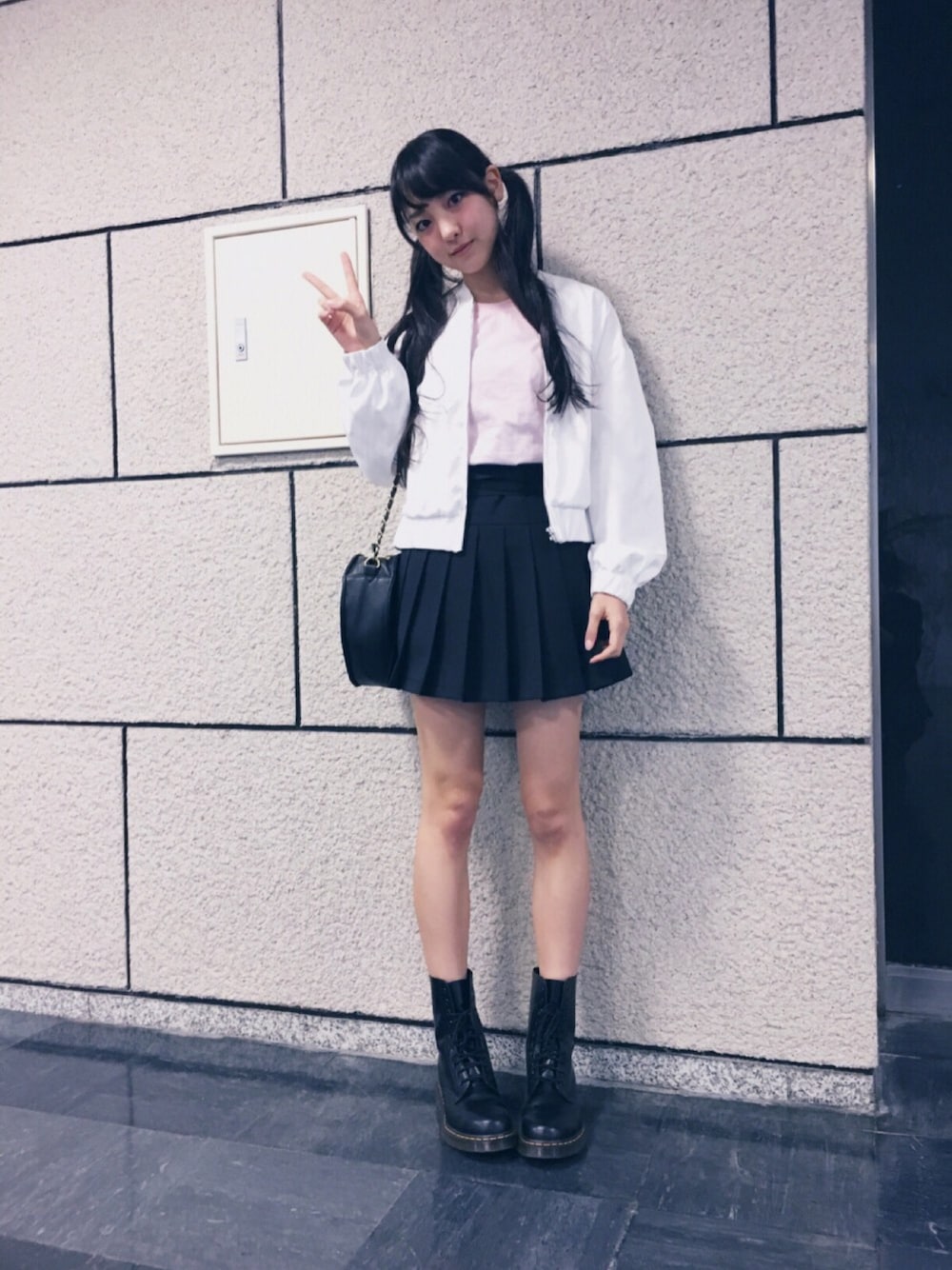 「春コーデ、プリーツスカート、レースアップ、ブルゾン、ピンク、ツインテール、黒×ピンク、おじゃる丸、17歳、カオスだったなぁ」｜「MICOAMERIのバックチュールブルゾン（ブルゾン、ホワイト系）」を使った、飯窪春菜さん（レディース・160cm）の春コーディネートの1枚目の写真