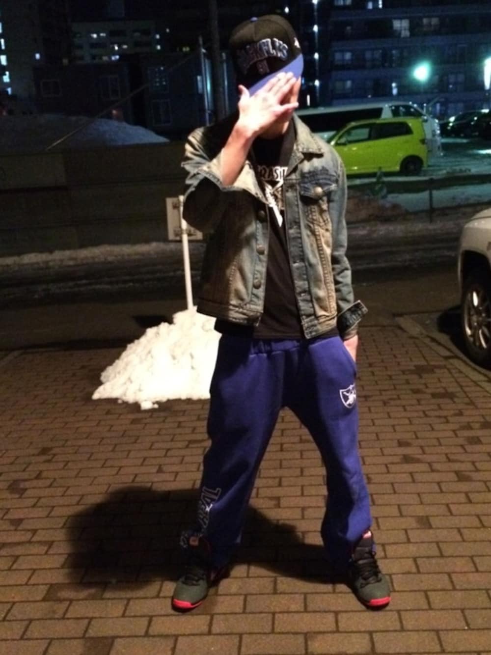 ブルー系のデニムジャケットを着用したメンズの春コーディネートの1枚目の写真