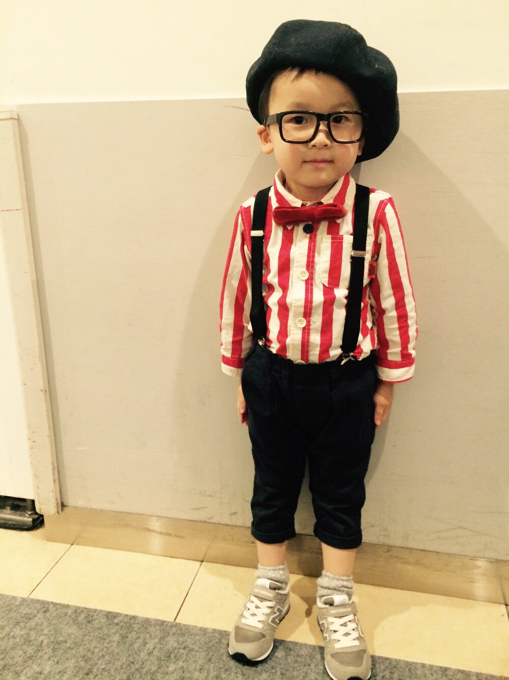 「男の子、男の子コーデ、めがね、3歳、キッズコーデ、ベレー帽、おしゃれ、絵描きさん、蝶ネクタイ」｜「ジャンクストアのアイテム（シャツ/ブラウス、レッド系）」を使った、iguaoMamさん（キッズ・100cm）の冬コーディネートの1枚目の写真