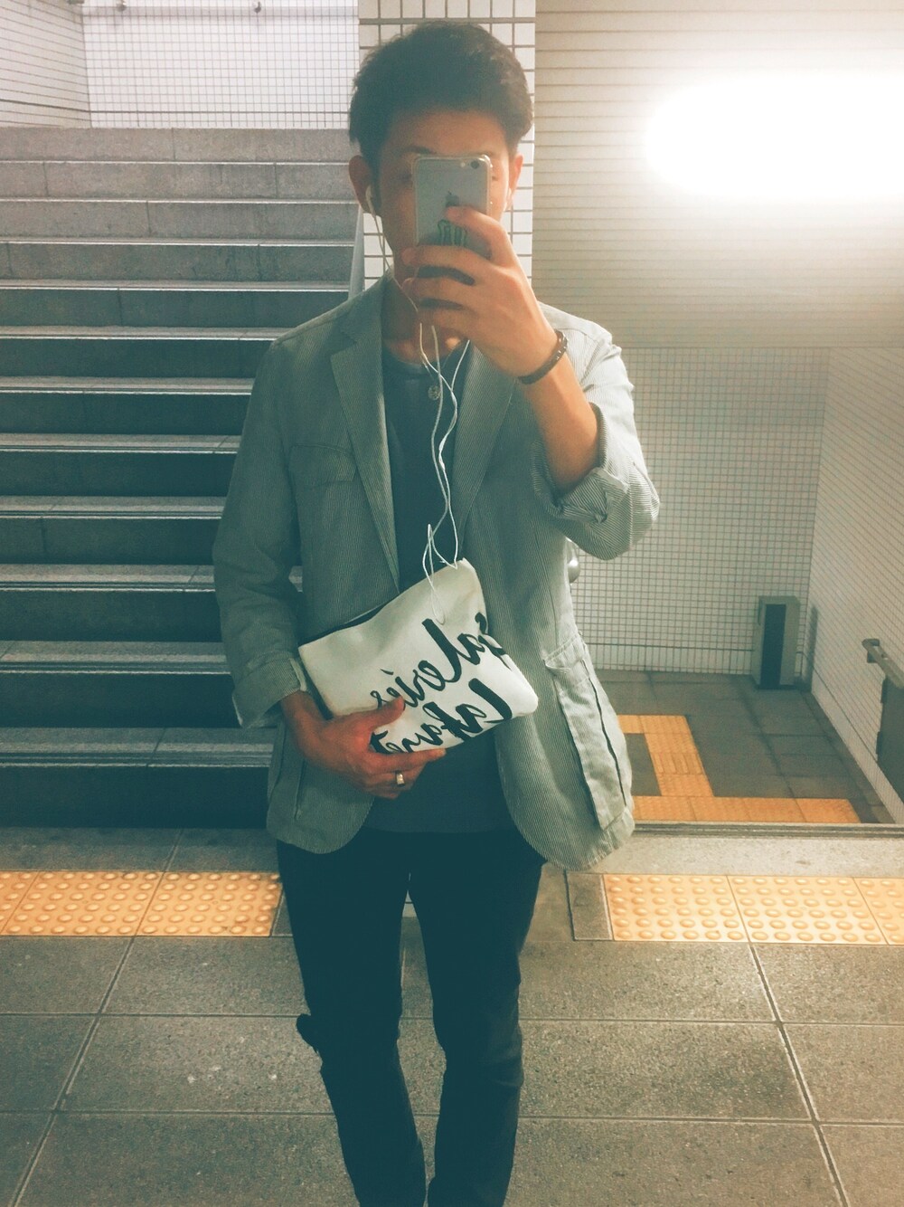 ブラック系のその他パンツ、その他のジャケット/アウター、グレー系のTシャツ/カットソーを着用したメンズの秋コーディネートの1枚目の写真